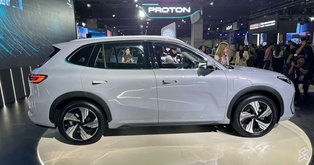 The Proton e.MAS 7 Premium Plus offers a WLTP-rated driving range of up to 450km thanks to its larger 68.39kWh battery pack. — SoyaCincau pic