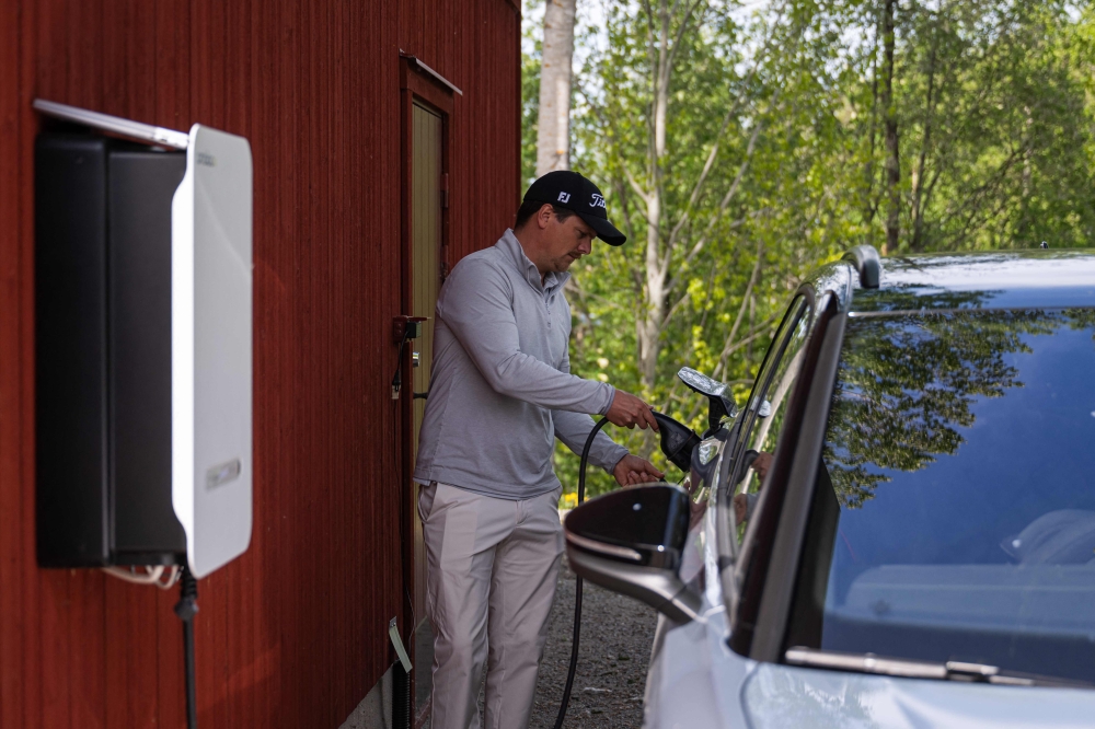 Battery on wheels: Swedish families use parked EVs to light homes and cut costs