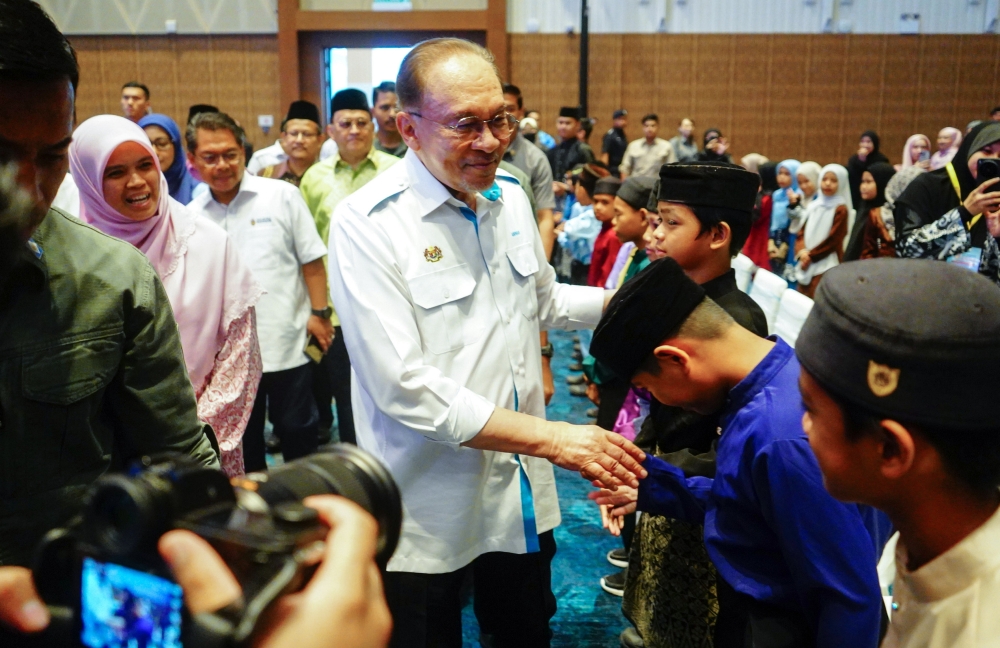 Anwar orders swift rollout of RM250,000 aid for Sipitang schools, rejects project delays