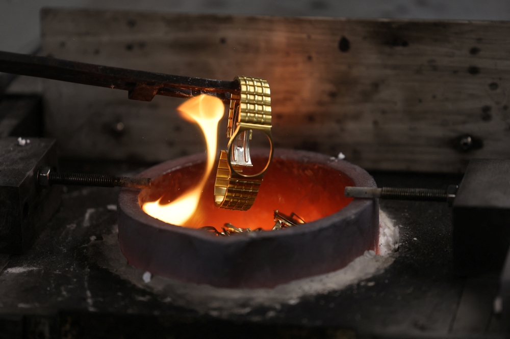 When time turns to bullion: Gold rush reshapes second-hand luxury watch market