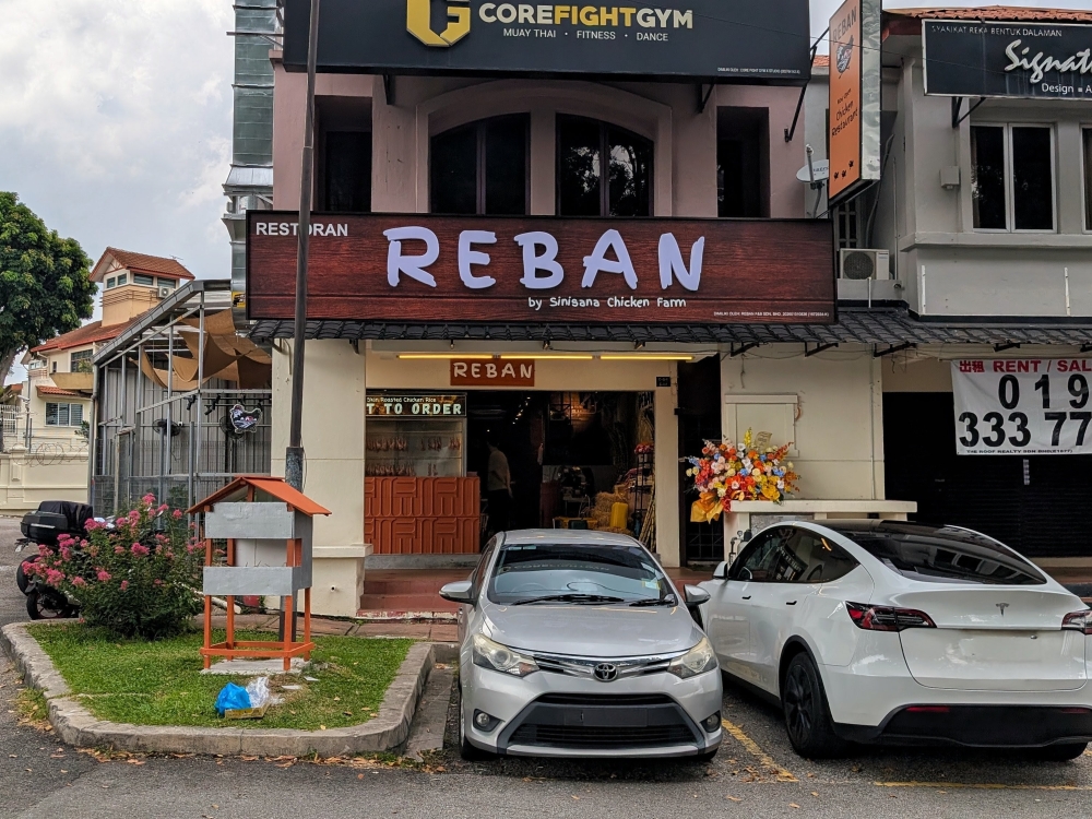 Look for the sign a few steps away from the popular Aman Suria ‘dai chow’, Yan Wo Seafood Restaurant. — Picture by Ethan Lau