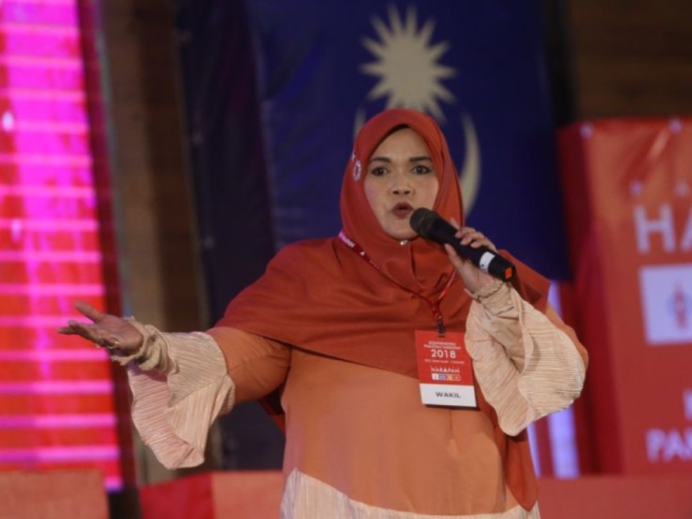 Aishah delivering a speech at Pakatan Harapan’s convention in Shah Alam in 2018. — Picture by Zuraneeza Zulkifli
