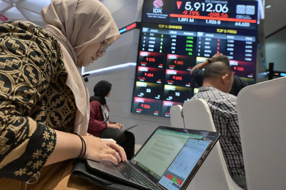 War, weak rupiah and wary investors put pressure on Indonesia’s economy