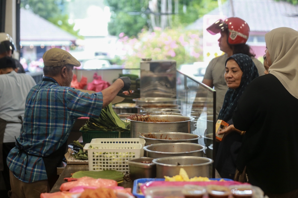 Nasi Lemak Ujang Corner, Greenwood diners enjoy a good plate of ‘nasi lemak kukus’. — Picture by Sayuti Zainuddin 