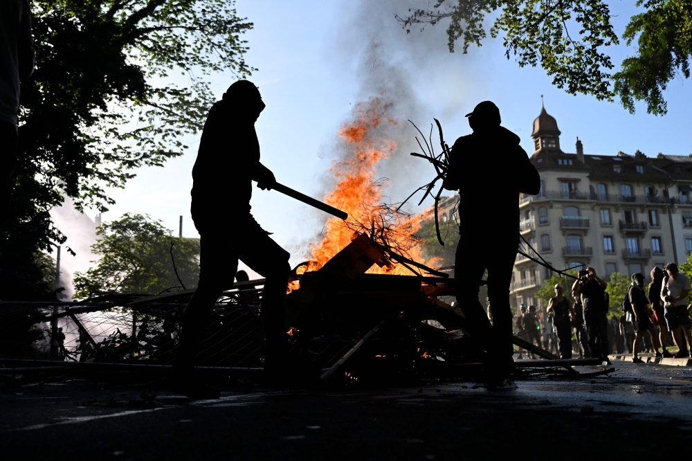 G7 protest turns from carnival to violent stand-off