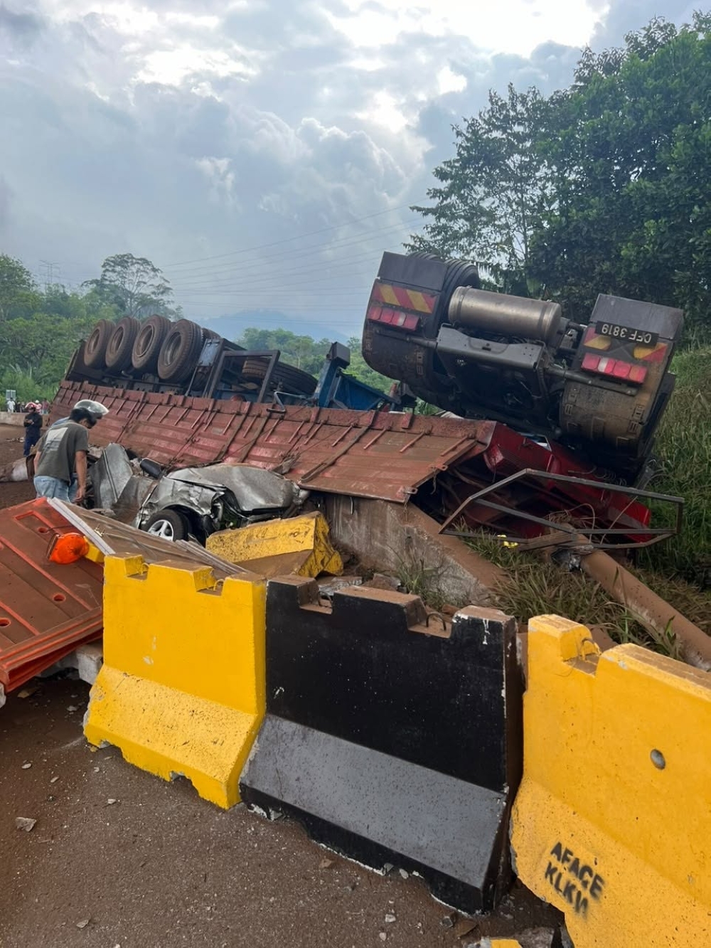Trailer driver with 15 summonses under probe after Karak highway crash kills baby girl and family