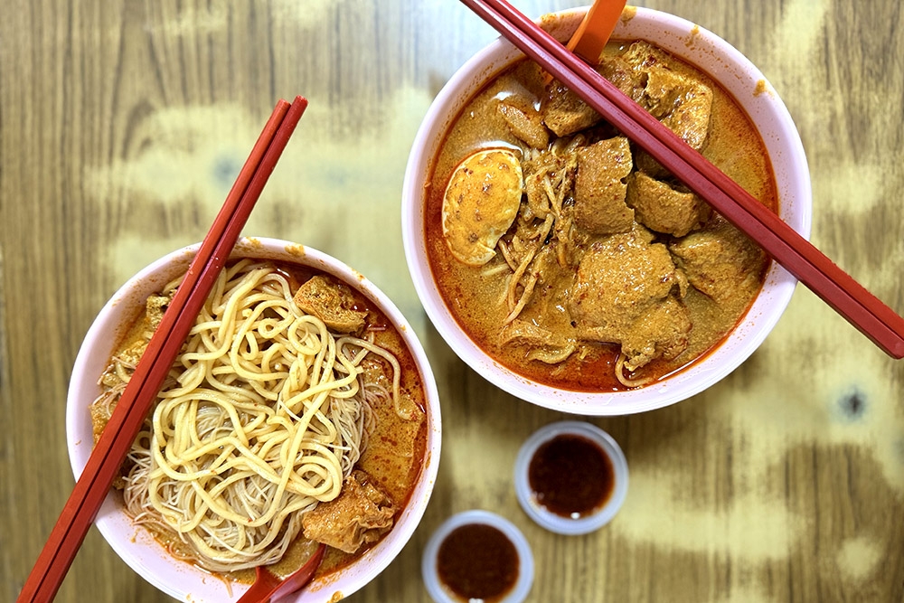Rendez-vous à Senawang, où l'Asia Laksa Restaurant propose un généreux curry 'laksa' garni de 'yong liew' et de poulet