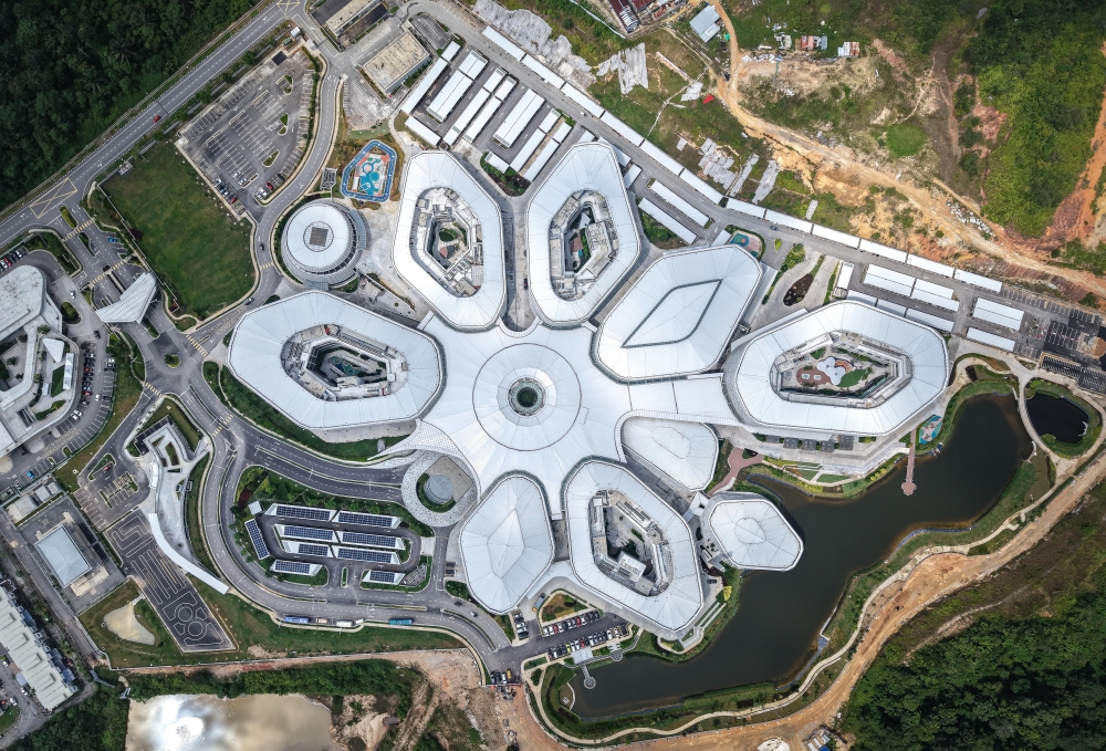 The facility comprises 13 main blocks, including accommodation facilities, and offers comprehensive treatment services, particularly in neuro-robotic technology and complementary medicine. — Bernama pic