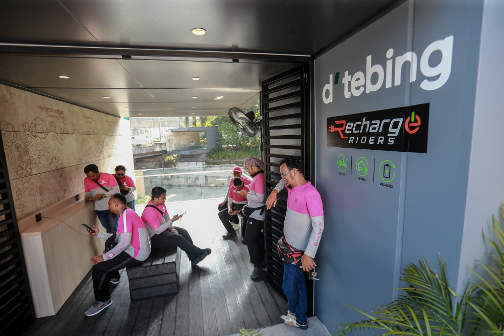 KUALA LUMPUR 16/06/2026 Few of the riders was seen taking a break at the Riders Recharge station which built for food riders who were waiting for their order here near Bulatan Dato Onn. PICTURE BY SAYUTI ZAINUDIN