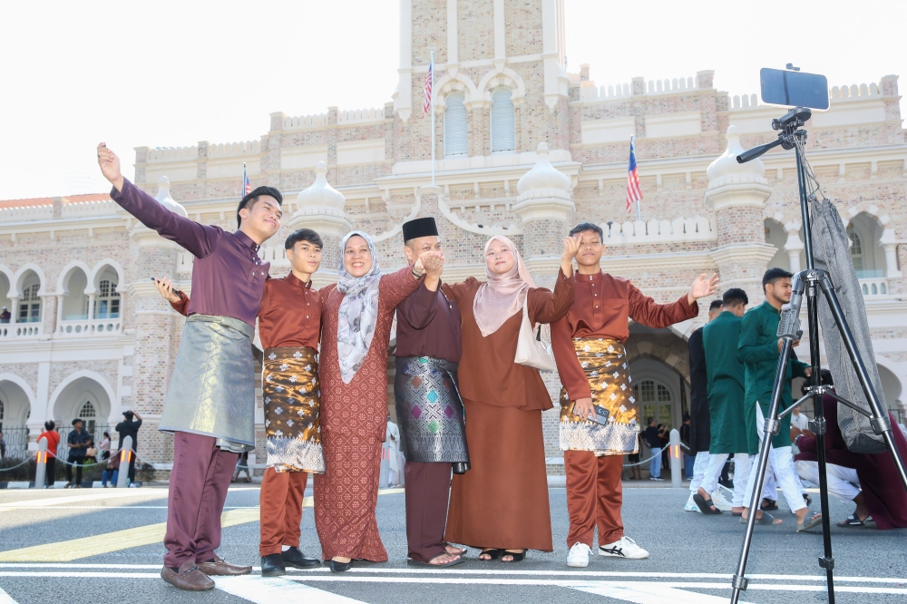 DOSM: Domestic visitors surge to 290 million in bumper year for Malaysian tourism