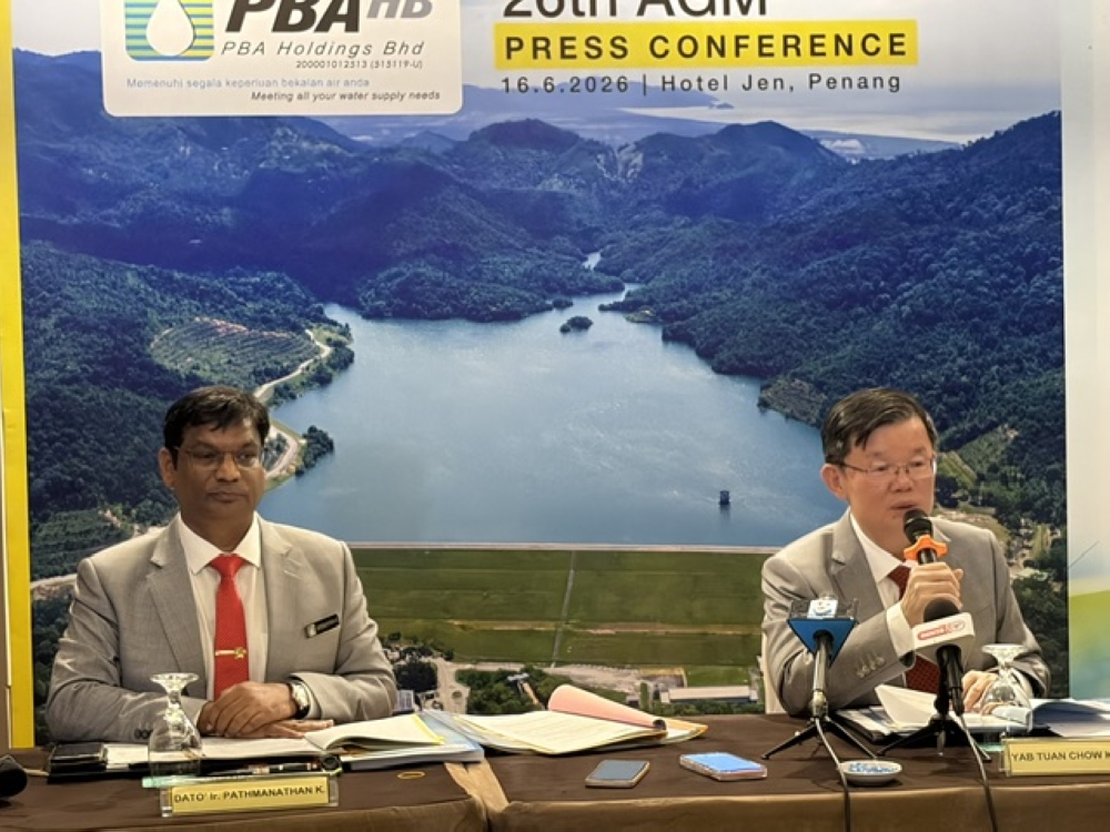 PBAPP chief executive officer Datuk K. Pathmanathan and PBA Holdings Bhd chairman Chow Kon Yeow (right) at a press conference after the PBA Holdings Bhd annual general meeting. — Picture by Opalyn Mok