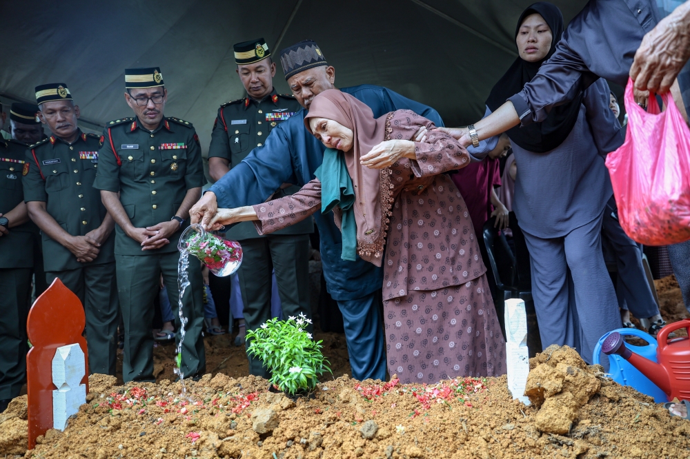 Hobart Camp grenade blast kills soldier’s daughter Siti Khadijah, who dreamed of following father’s legacy