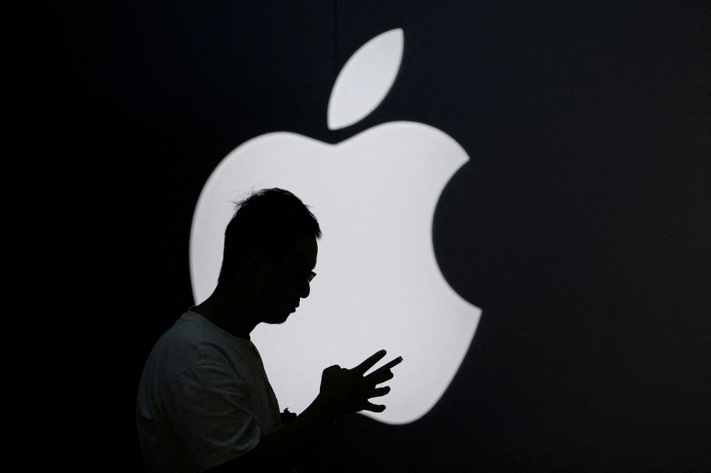 Cook déclare qu'Apple fait face à une « crue centennale » dans les prix des puces pilotés par l'IA et avertit d'une hausse des prix des produits