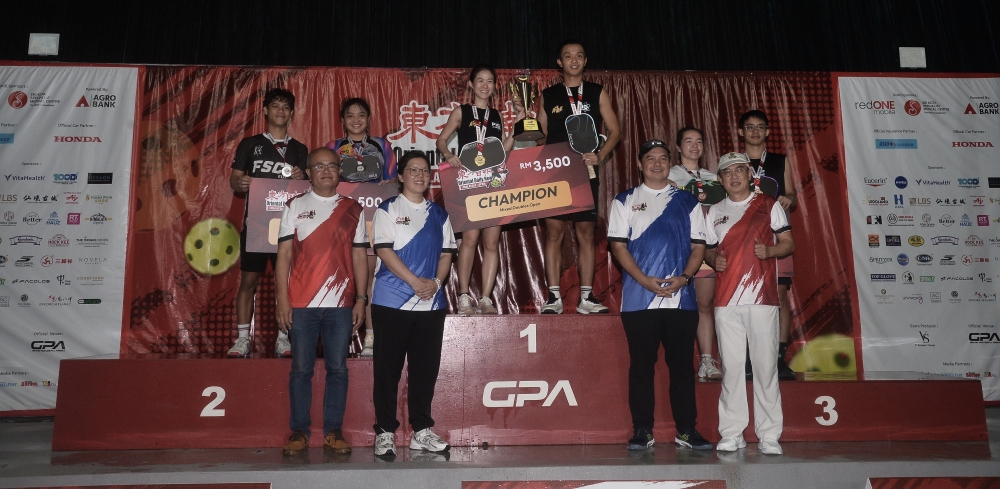 (From left) Ding Lee Leong, Adeline Lau, Datuk Wan Khalik and Pattrik Ting, posed with the top three winners of the Mixed Doubles Open category. — Picture courtesy of ODN Malaysia Open
