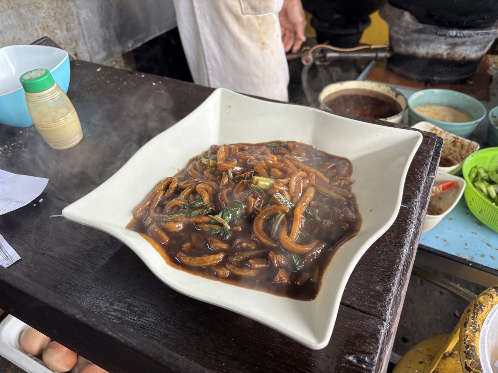 Gerai Ipoh Ipoh Ajee in Medan Kidd bus station in Ipoh serves Hokkien fried noodles for RM7. — Picture by John Bunyan