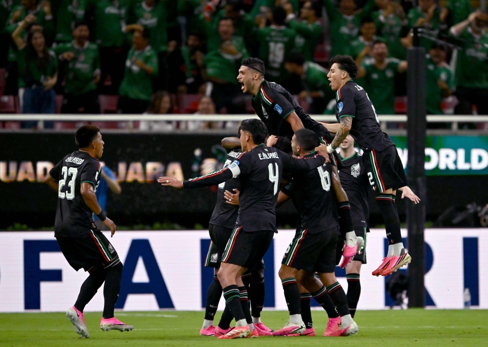 Co‑hosts Mexico first team into World Cup knockouts after 1-0 win over South Korea to top Group A