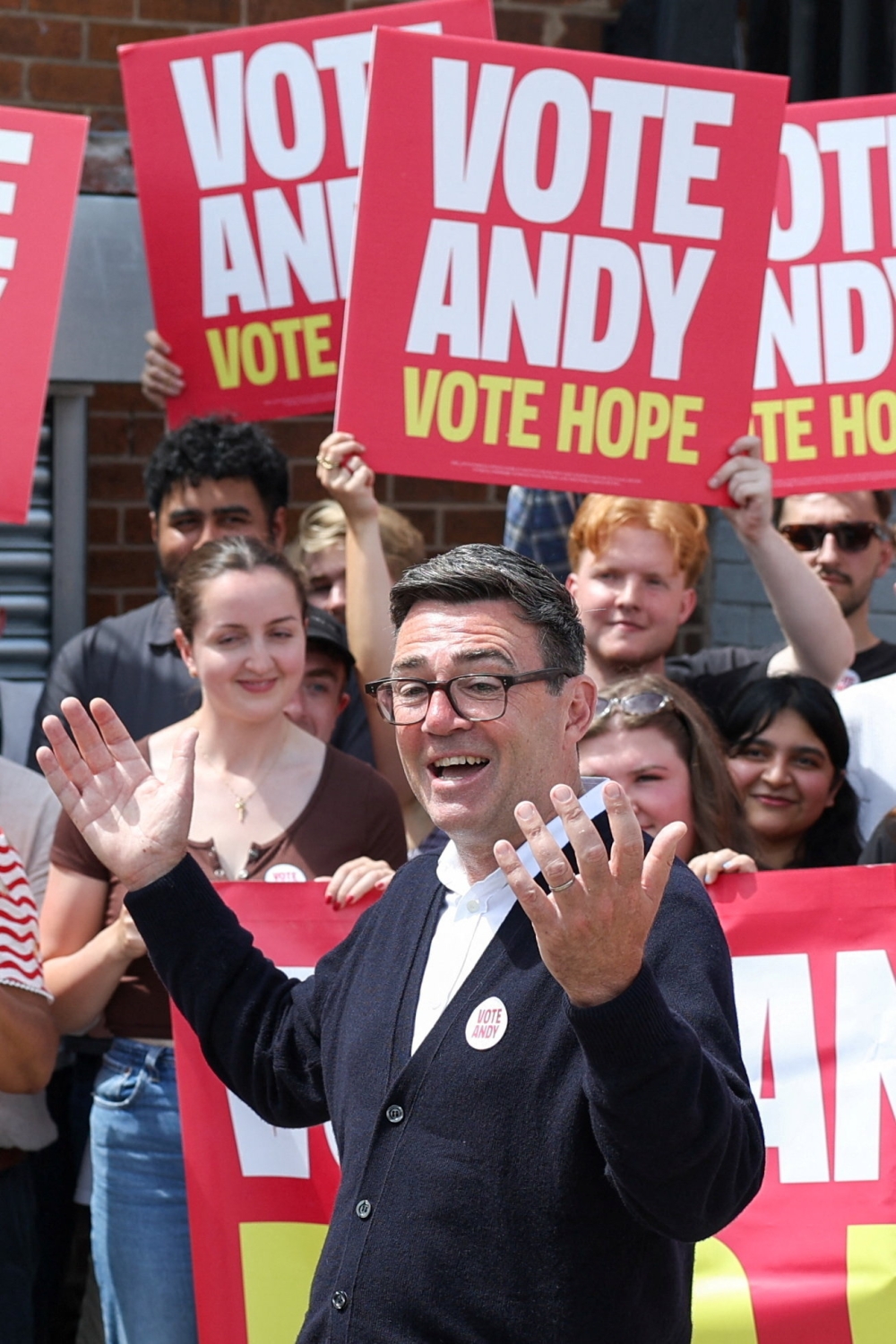 ‘King of the North’ Burnham wins Makerfield seat, clearing path to challenge UK PM Starmer; first stop, a pint