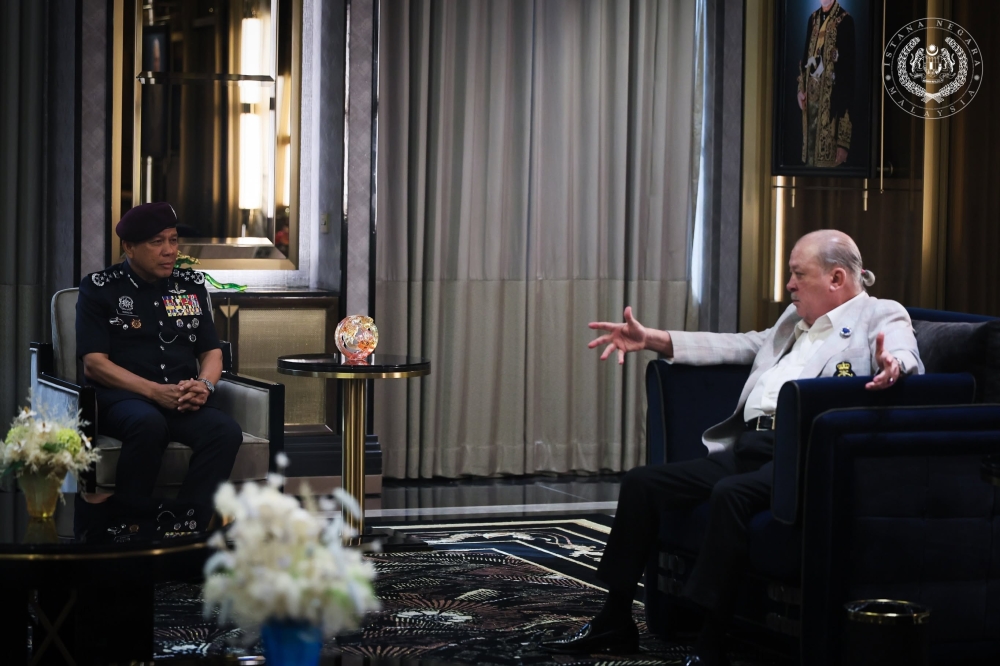 Sultan Ibrahim, in role as police honorary commissioner, receives security briefing from top cop