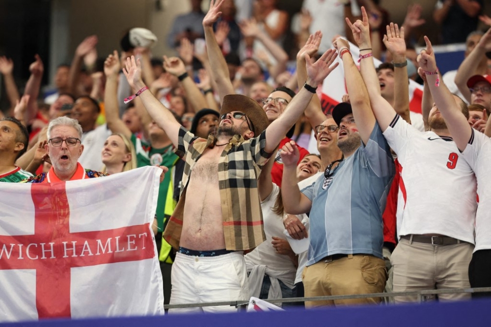 Maybe... ‘Wonderwall’? England’s viral World Cup singalong sparks anthem campaign (VIDEO)