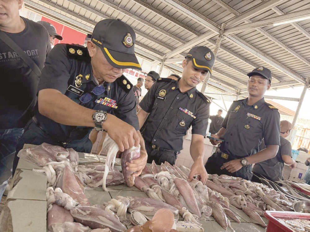 Sabah trade enforcers investigate ‘fish in squid’ claim at KK market