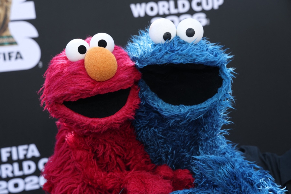 Elmo heard Knicks fans loud and clear — he's backing Team USA at the World Cup this time (VIDEO)