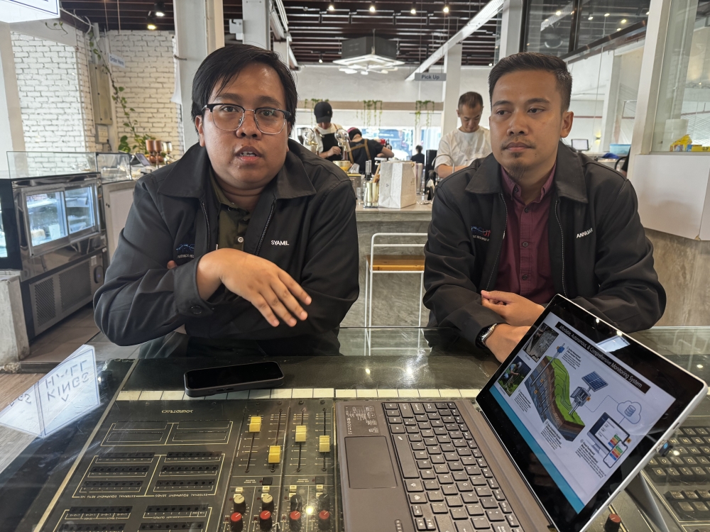 (Left) Muhammad Syamil Mohd Sa’ad and (right) Muhammad Khairol Annuar Zaini, Photonics Research Centre (PRCUM) research officers. — Picture by Soo Wern Jun