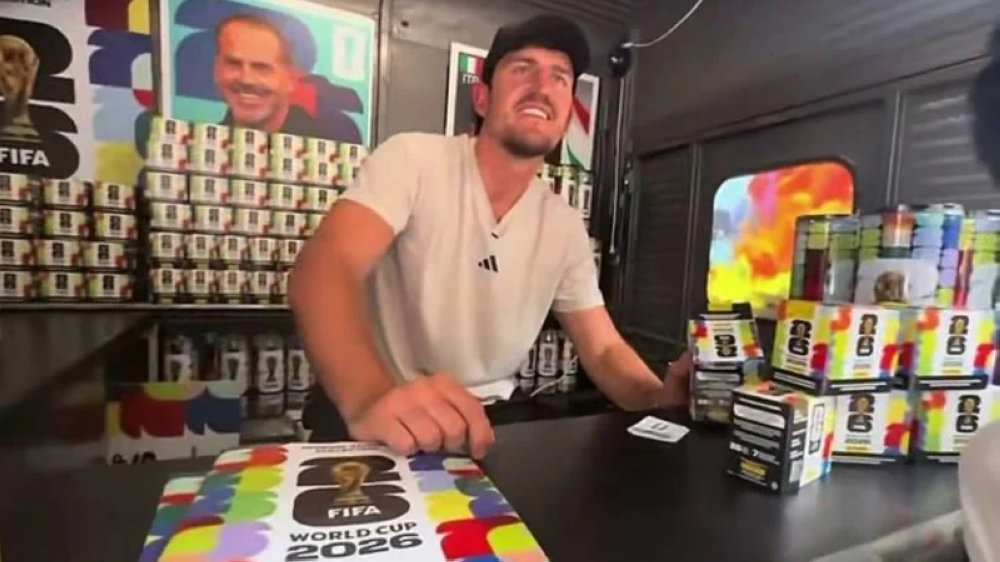 Harry Maguire didn’t make England’s World Cup squad — so he’s handing out Panini stickers in New York (VIDEO)