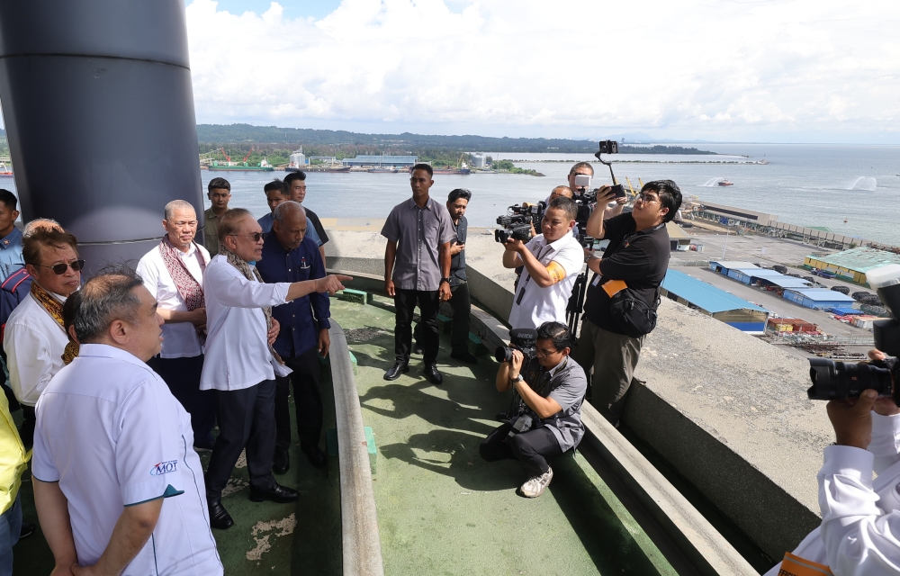 PM Anwar hails Sarawak’s expertise as Bintulu Port shifts from federal to state control