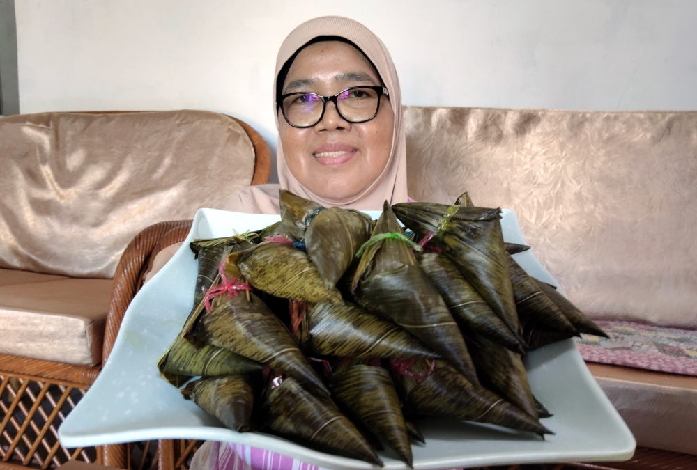 Unique aroma and texture keep Kg Wang Perah’s ‘ketupat daun buluh’ in high demand