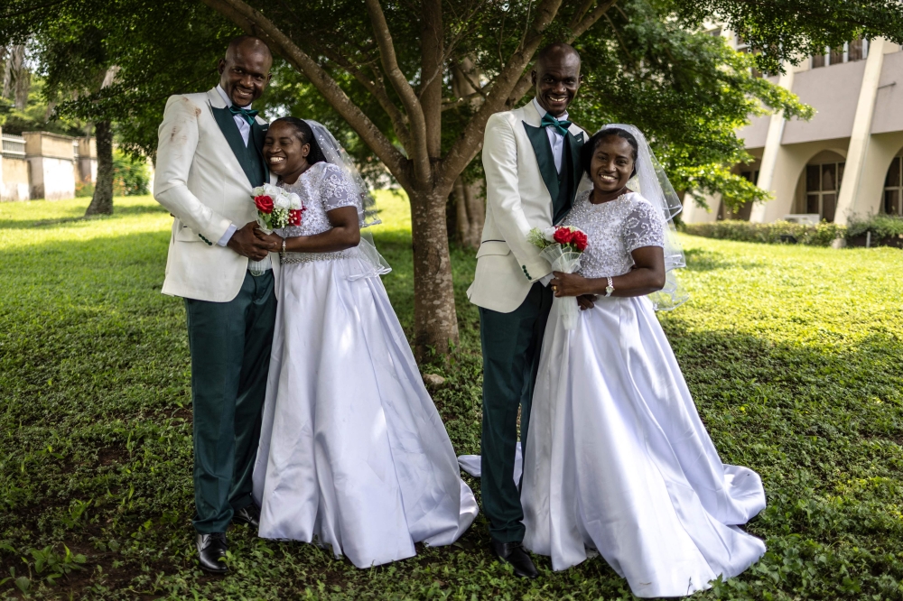 Nigerian twins Taiwo and Kehinde marry… Taiwo and Kehinde in perfectly symmetrical twin wedding