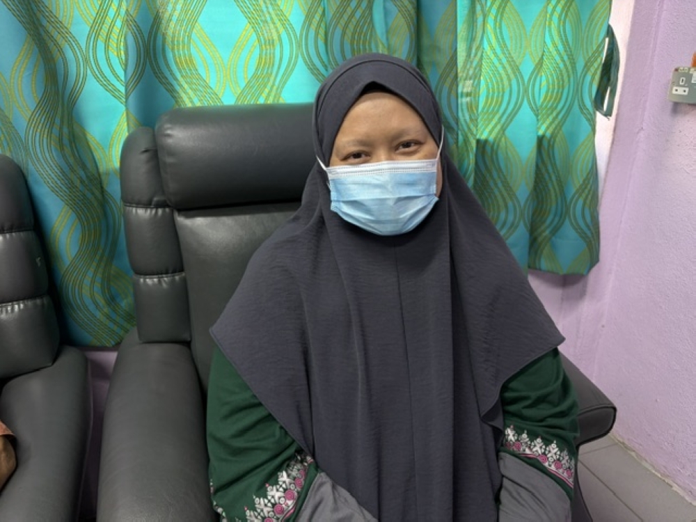 Noraziliana Ahmad travels from Sungai Petani in Kedah to Penang Hospital once every three weeks for chemotherapy. — Picture by Opalyn Mok