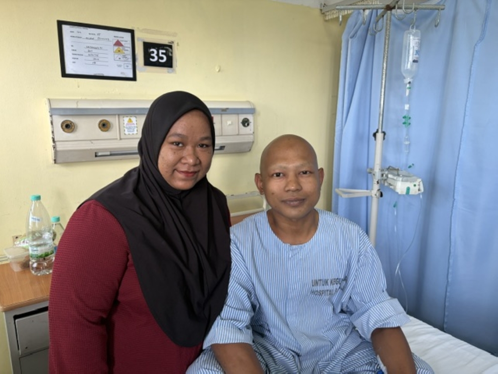 Mohd Fawwaz Faizal And his wife Nur Atikah Ramli at the ward in Penang Hospital. — Picture by Opalyn Mok