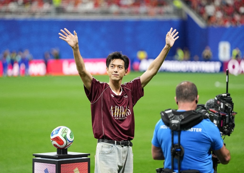 Li Xian makes Fifa World Cup history — but not with the kick-off fans expected (VIDEO)