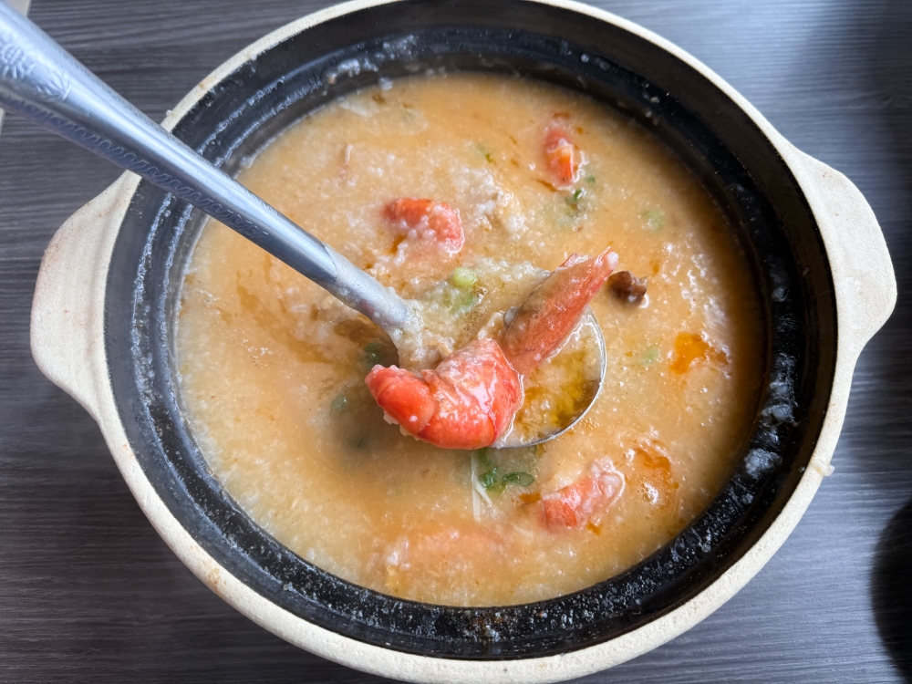 Kepong’s popular Restoran Street Porridge brings its silky porridge to Damansara Utama, featuring new items like roast duck, ‘char siu’ and roast pork