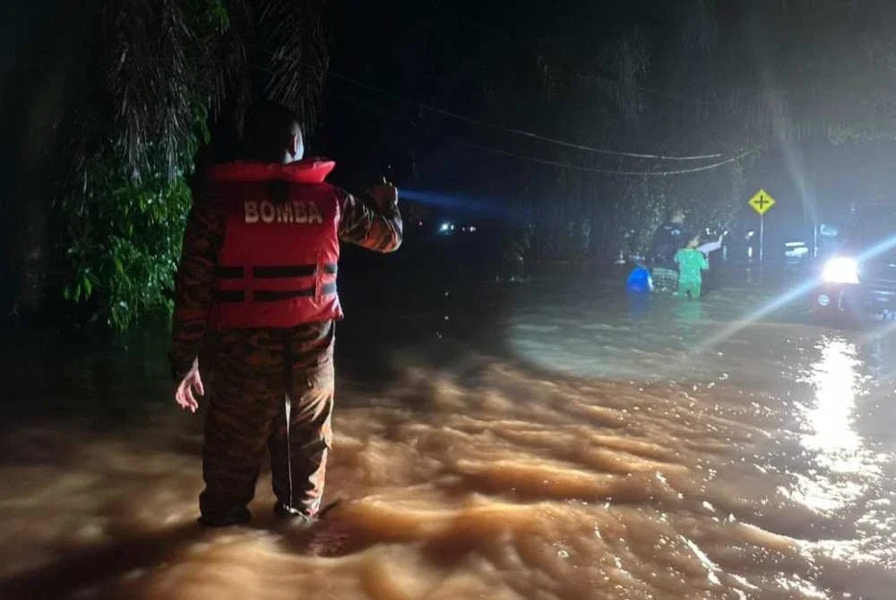 Bund breach floods 32 homes in Kuala Langat housing area, residents urged to move to safety