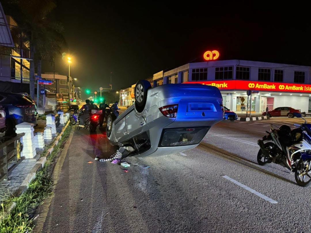 Driver dies after suspected heart attack leaves Proton Saga overturned on its roof in Kota Tinggi