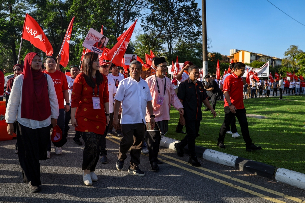 Mohamad Sabu leads Pakatan supporters as Sharon Teo enters Permas nomination race