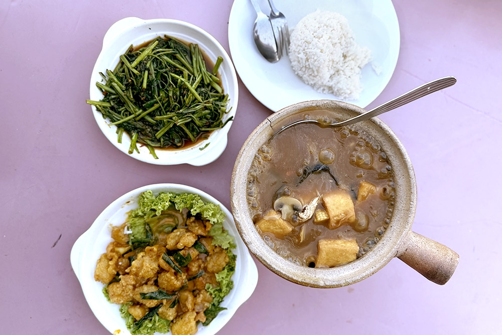 From homemade roselle drinks to salted egg yolk chicken, Restoran Jit Shen in Melaka proves nothing comforts like the neighbourhood ‘dai chow’