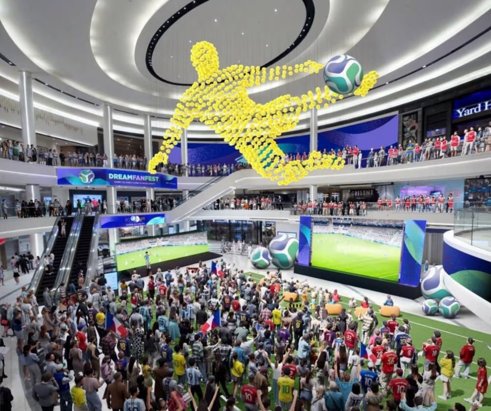 La fièvre de la Coupe du Monde s'empare d'un centre commercial du New Jersey alors que les fans troquent les rues contre des boutiques, burgers et montagnes russes