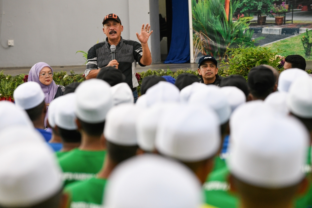 National Anti-Drug Agency director-general Datuk Ruslin Jusoh (standing interacts with residents of the Kampung Selamat Narcotics Addiction Rehabilitation Centre in Tasek Gelugor, Penang on June 26, 2026. — Bernama pic