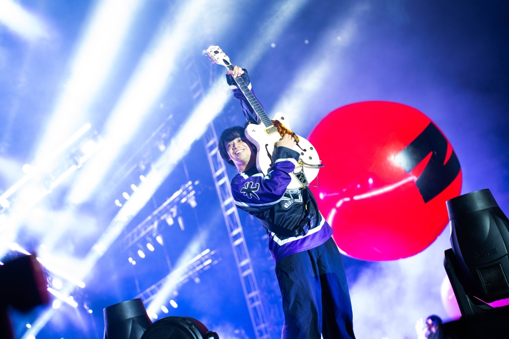 Hujan frontman Noh Salleh was seen casually engaging with fans during the band’s XX: 20th Anniversary Concert at Bukit Jalil. — Picture courtesy of Bangsawan Pictures/Ellysa Erinna