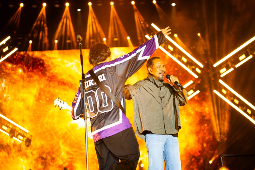 Datuk M. Nasir made a surprise, heartfelt appearance during Hujan’s performance of ‘Kembara’. — Picture courtesy of Bangsawan Pictures/Ellysa Erinna
