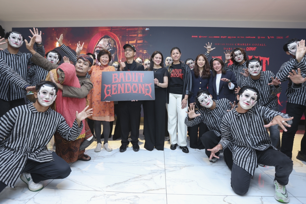 The cast and crew of ‘Badut Gendong’ pose at the film’s gala premiere at Suria KLCC. — Picture via Skop Production