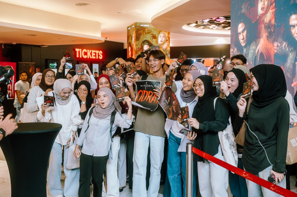 Fans turn out for the Malaysian gala premiere of ‘Qodrat 2’ at Suria KLCC last year. — Picture by Raymond Manuel