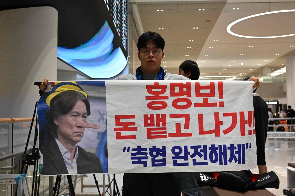 Cheers for Son, jeers for Hong as South Korea return from World Cup heartbreak