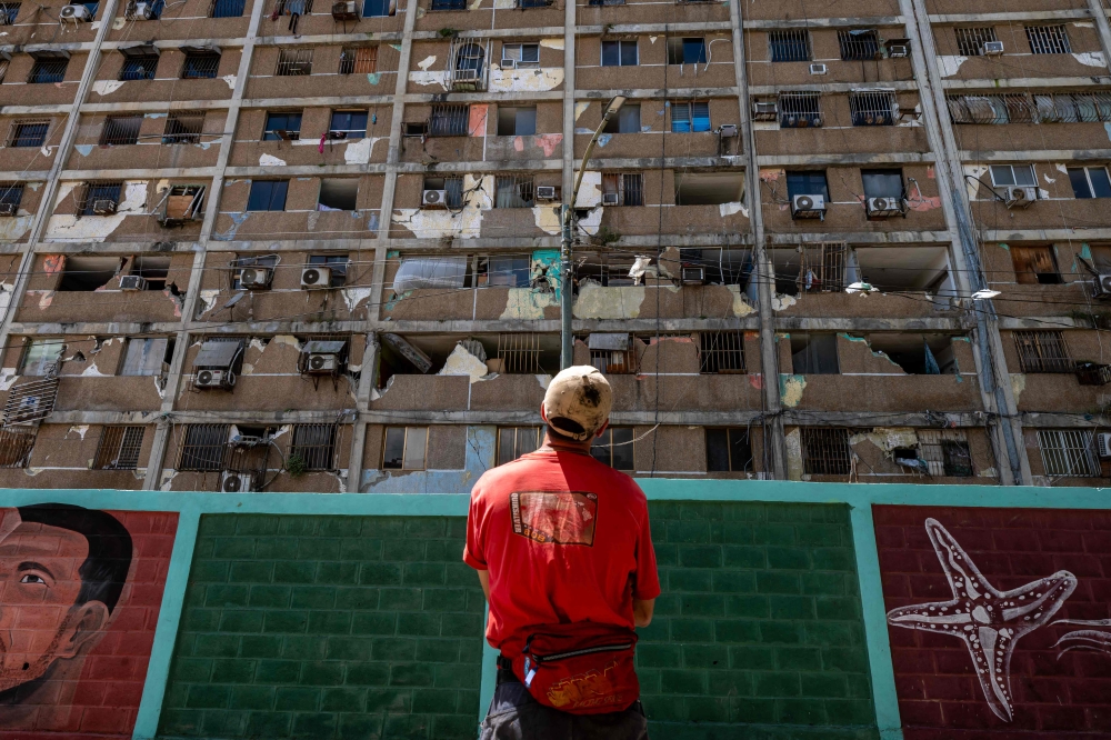 US military reopens battered Venezuelan port to speed quake relief, mass burials begin
