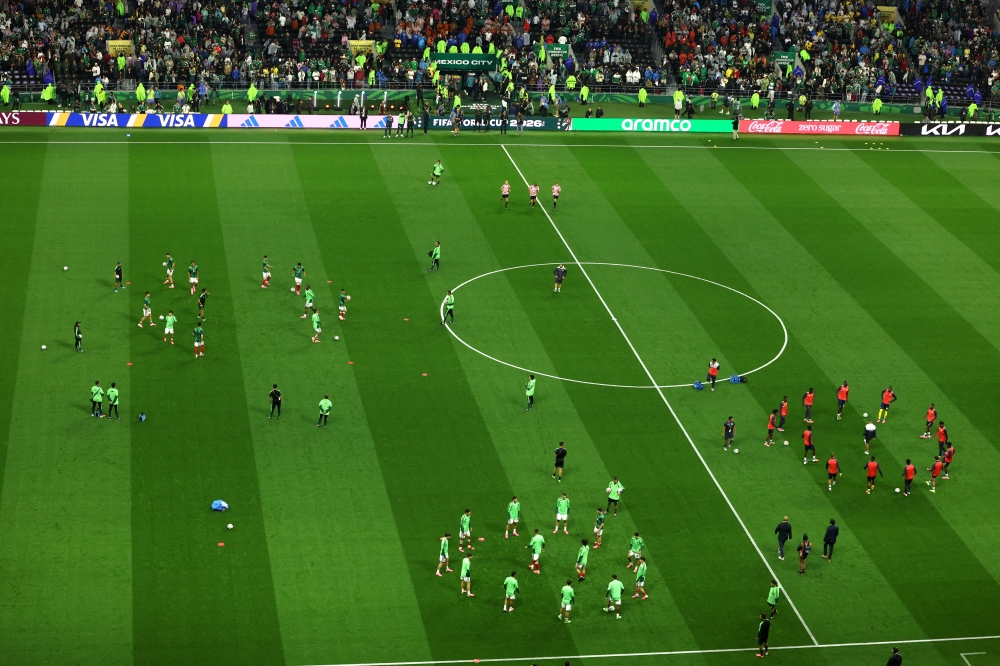 Lightning risk forces one‑hour delay to Mexico-Ecuador last‑32 match at Estadio Azteca