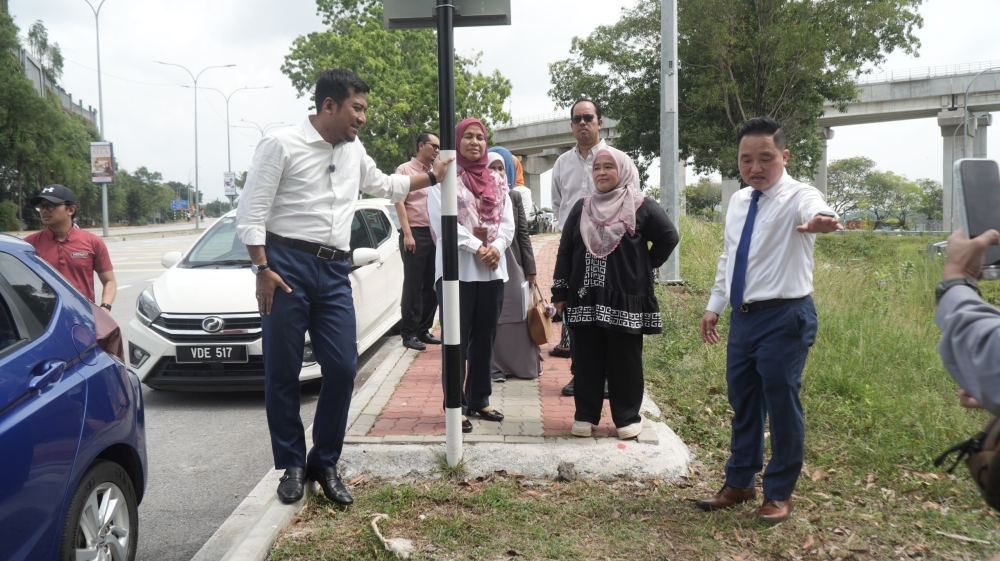 Selangor orders Prasarana, developers to fix incomplete pedestrian links around new LRT3 stations in Shah Alam