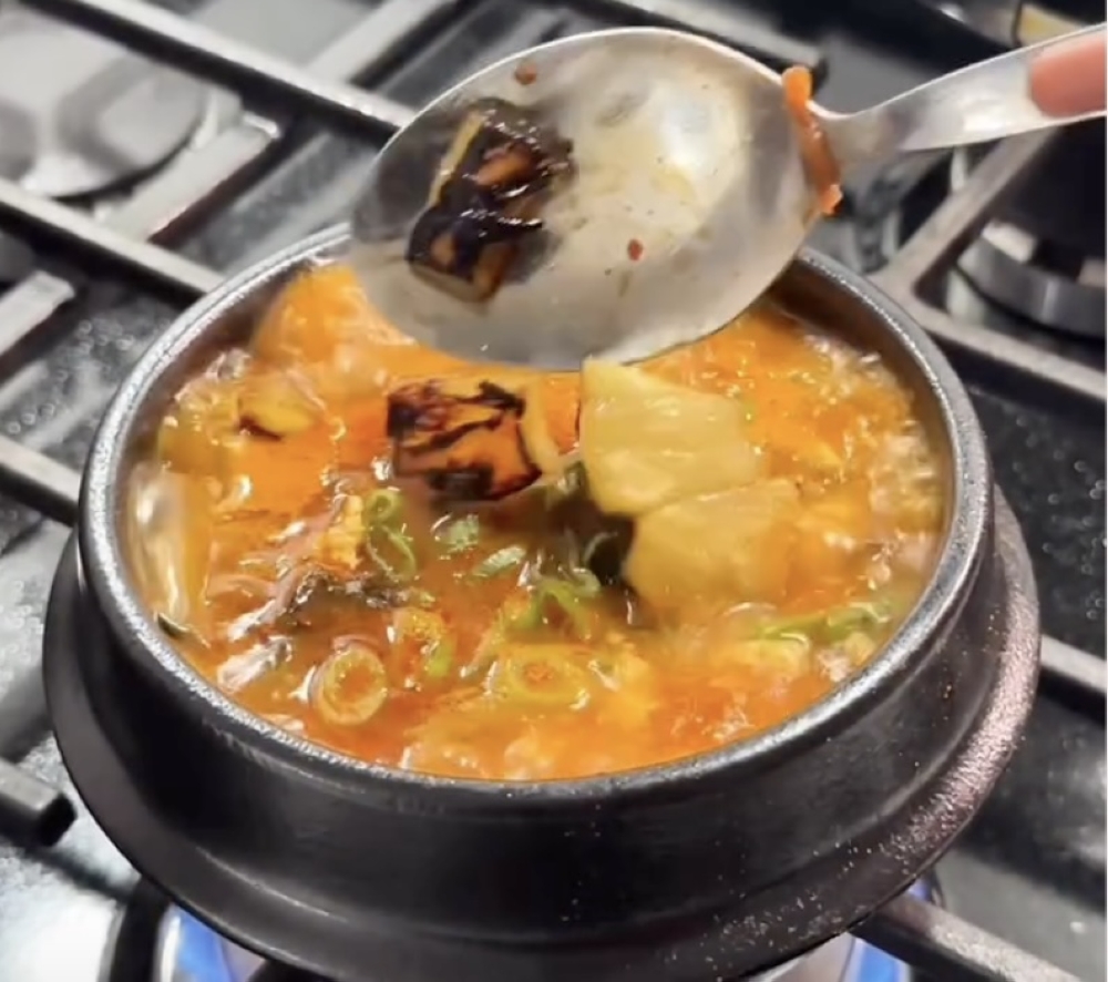 Viral ‘pineapple kimchi stew’ sparks debate as K‑food fusion trends spread abroad