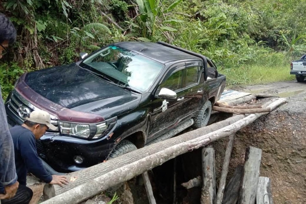 4WD slips off deteriorating Baram logging bridge, renewing concerns over rural road safety